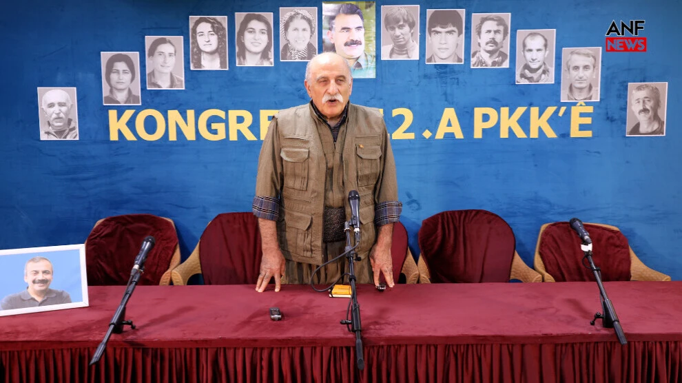 Ông Duran Kalkan - một trong những lãnh đạo cấp cao nhất của PKK - phát biểu trong đại hội bất thường của tổ chức này - công bố quyết định tự giải tán. Ảnh: ANF