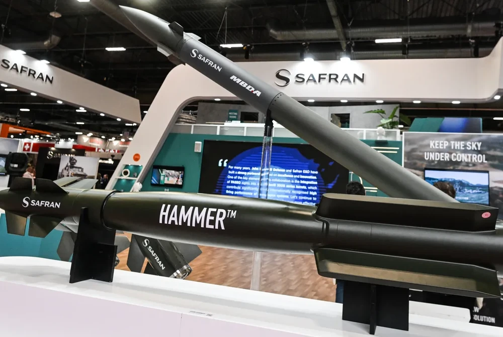 Một chiếc bom lượn AASM Hammer được trưng bày tại Triển lãm Quốc phòng và An ninh Eurosatory ở Pháp vào ngày 21-6-2024. Ảnh: GETTY IMAGES