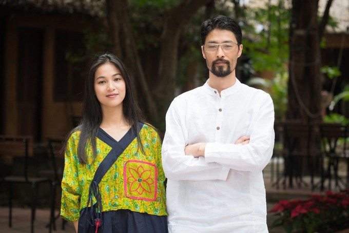 Johnny Trí Nguyễn, 52 tuổi, và bạn gái Nhung Kate, 36 tuổi, tại võ đường của anh ở TP HCM, giai đoạn cả hai còn gắn bó. Ảnh: Nhân vật cung cấp