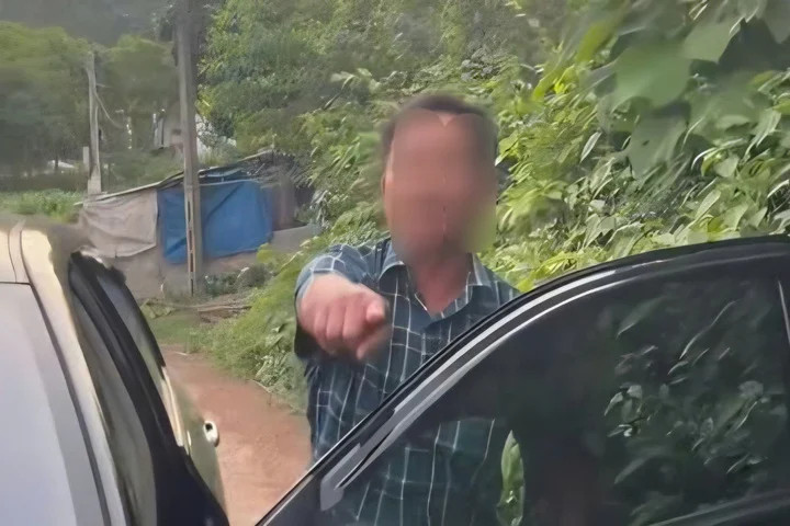 Người đàn ông trong đoạn clip bị chị D.T.B.V cho rằng dùng tay chân hành hung chị.