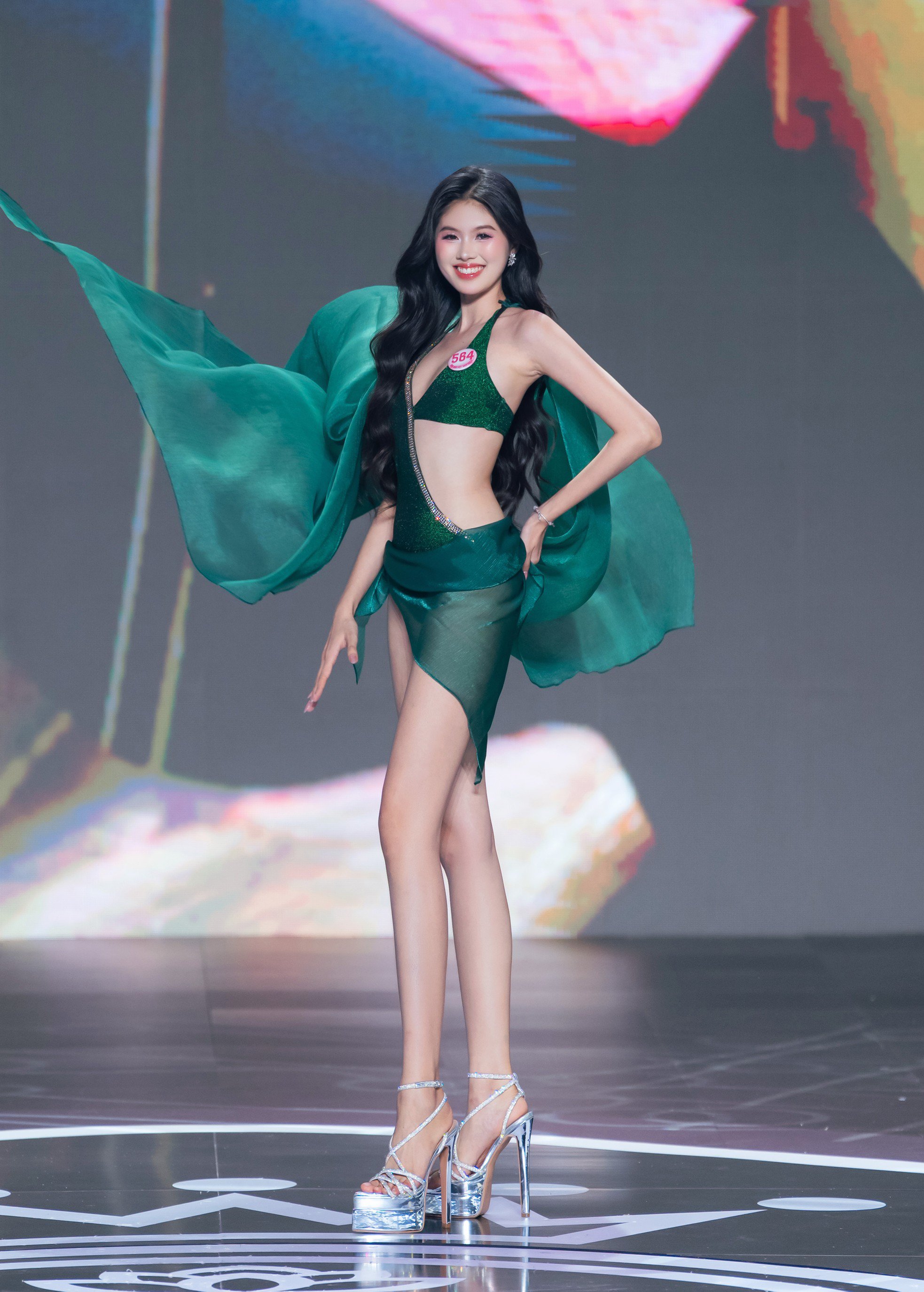 25 thí sinh Hoa hậu Việt Nam khoe hình thể - 19