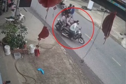 Clip: Lao ra khỏi ngõ  " như một vị thần " , Ninja gây va chạm với 3 mẹ con