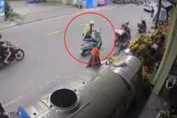 Clip: Phóng như tên bắn, thanh niên lao thẳng vào cô gái dừng xe mua hoa