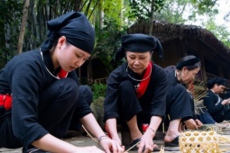 Cả làng làm chung, ăn chung, tiêu tiền chung