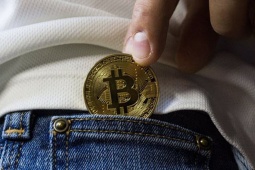 Mạo danh Elon Musk, Ronaldo rủ đầu tư Bitcoin trên Facebook