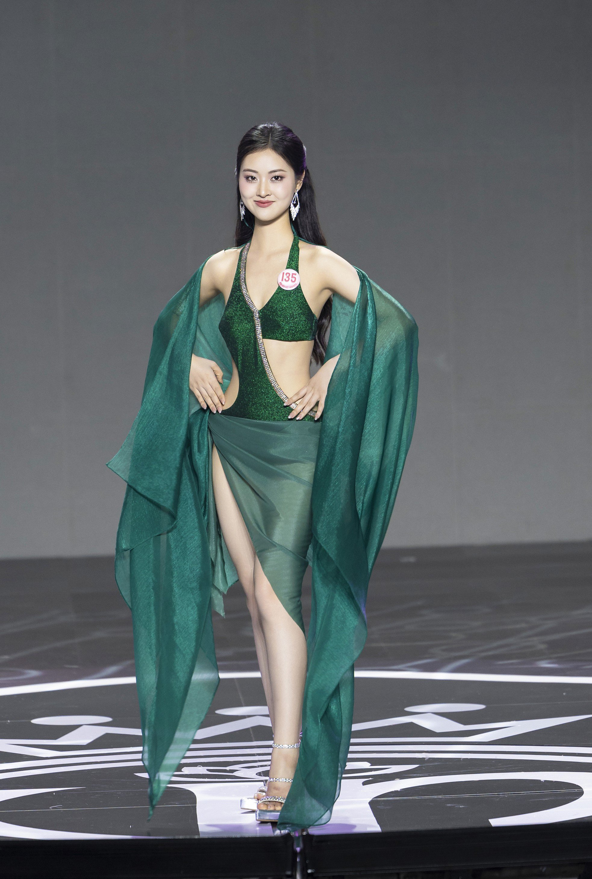25 thí sinh Hoa hậu Việt Nam khoe hình thể - 3