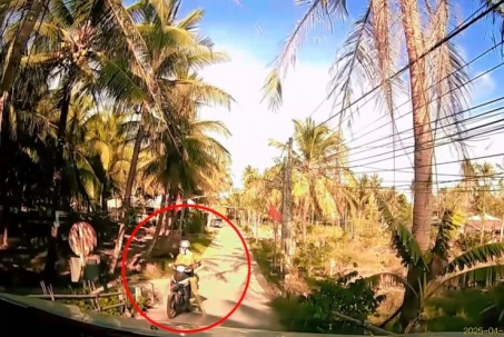 Clip: Xe máy bị trôi trên cầu khi nhường đường cho ô tô