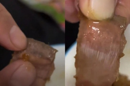 Thu hồi bánh gạo nghi chứa băng cá nhân dính máu