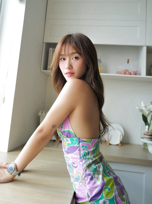 Rất nhiều người đã gửi lời khen diện mạo hiện tại của Khả Ngân, mong cô hãy cứ giữ nguyên phong độ như thế này. Quả thực sau hơn 10 năm gia nhập showbiz, đây chính là thời điểm đỉnh cao nhan sắc của Khả Ngân khi cô tỏa ra vẻ rạng rỡ, tươi vui đầy thu hút.