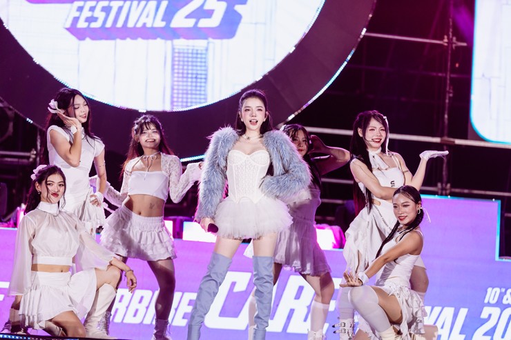 Lyly thể hiện&nbsp;loạt ca khúc hit.