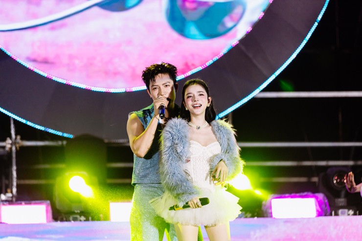 Anh Tú và Lyly tình tứ trên sân khấu.