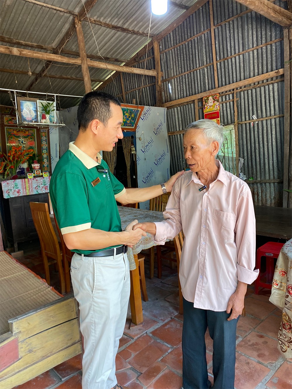 Đại diện Bệnh viện Mắt Sài Gòn Đồng Tháp xuống tận nhà hỏi thăm gia đình .