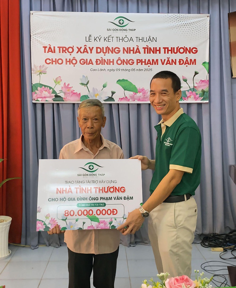 Ông Nguyễn Văn Thêm – Chủ tịch HĐQT, Giám đốc điều hành Bệnh viện Mắt Sài Gòn Đồng Tháp trao phần hỗ trợ trị giá 80 triệu đồng cho đại diện gia đình cô Nga.