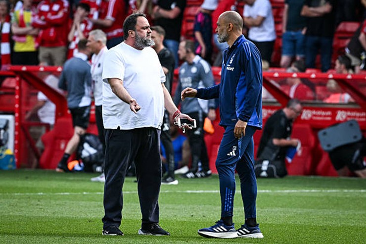 Chủ tịch Evangelos Marinakis lao xuống sân&nbsp;chỉ trích HLV Nuno Espirito Santo