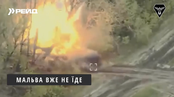 UAV Ukraine đánh trúng khoang chứa đạn của pháo tự hành Nga gây nổ lớn. Ảnh chụp màn hình video.