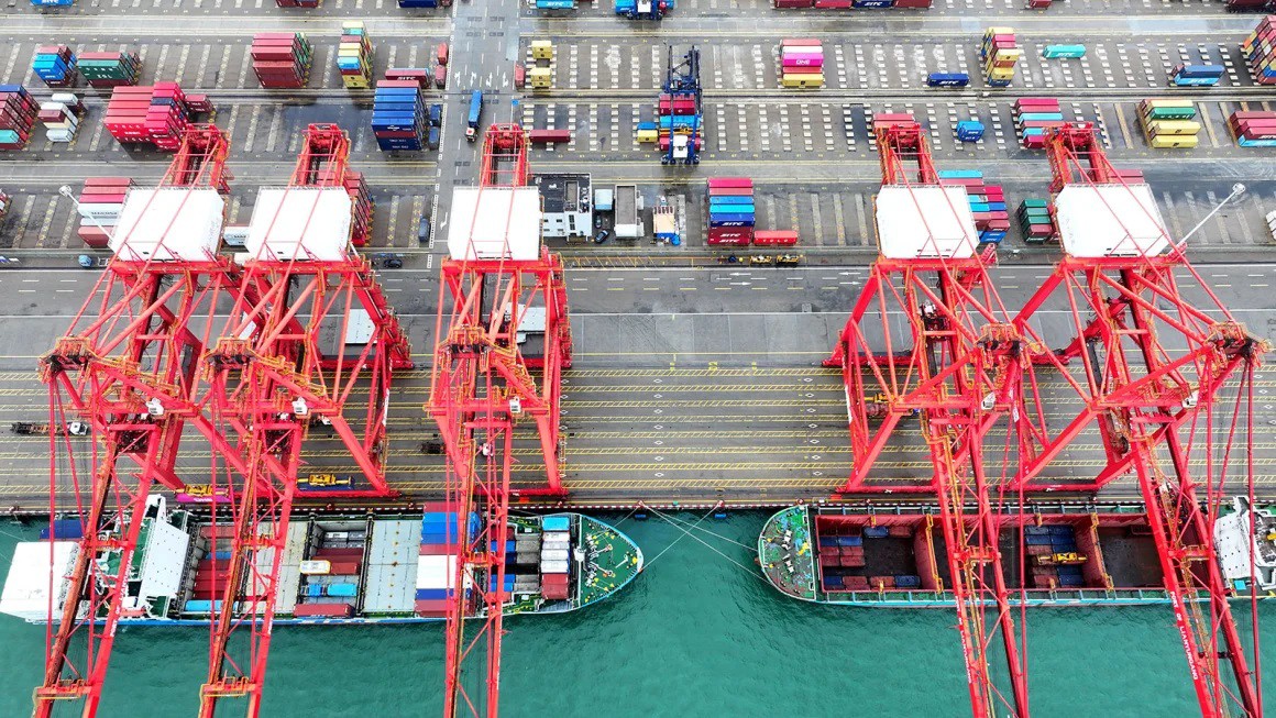 Một tàu chở hàng neo đậu tại bến container của cảng Liên Vân Cảng để bốc xếp container tại Thành phố Liên Vân Cảng, Tỉnh Giang Tô, Trung Quốc, vào ngày 9 tháng 5 năm 2025.