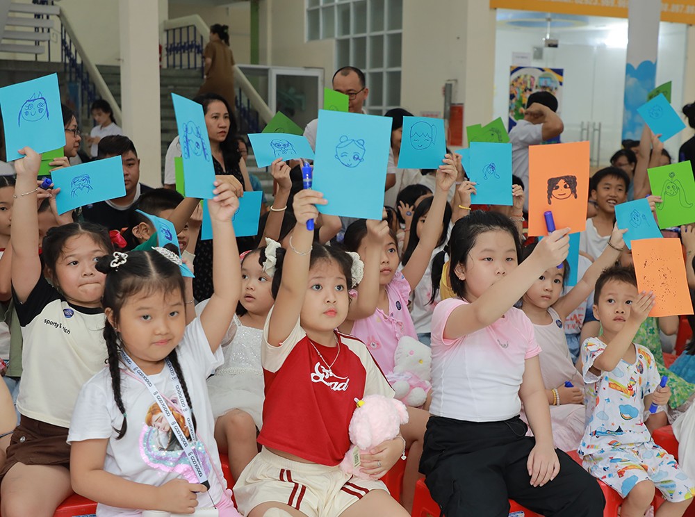 Các bé hào hứng tham gia hoạt động workshop