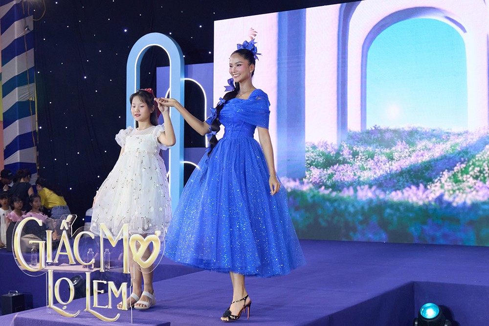Nàng hậu có mặt tại sự kiện từ rất sớm trò chuyện và hướng dẫn các em nhỏ trình diễn