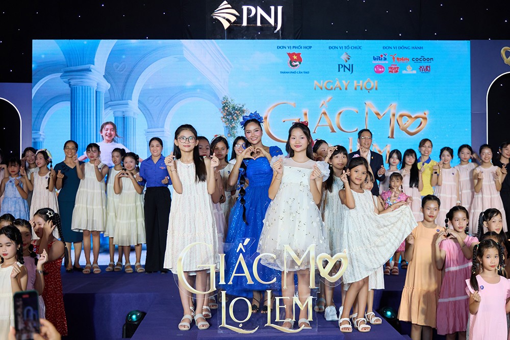 Đại sứ H’Hen Niê mang đến phần trình diễn cảm xúc cùng 100 bé gái tại Miền Tây