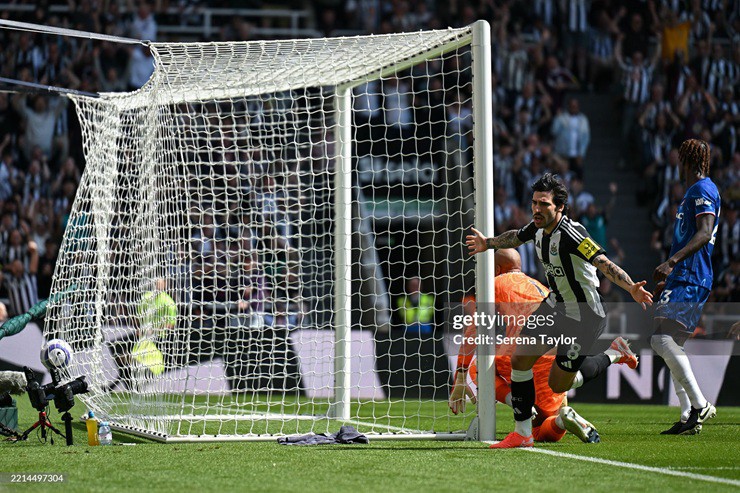 Newcastle nhấn chìm Chelsea