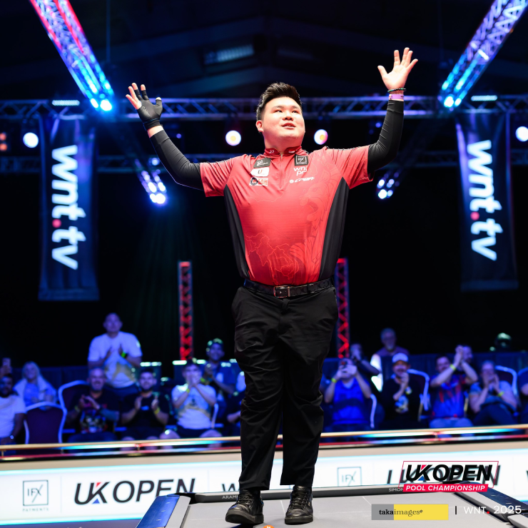 Aloysius Yapp nhảy lên bàn ăn mừng danh hiệu UK Open 2025
