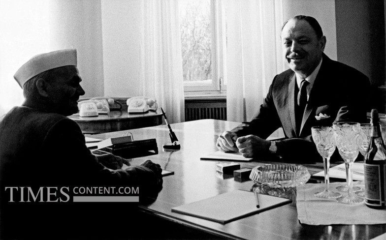 Thủ tướng Ấn Độ Lal Bahadur Shastri (bên phải) gặp Tổng thống Pakistan Muhammad Ayub Khan trước khi hai bên ký Tuyên bố Tashkent, sau cuộc chiến Ấn Độ - Pakistan năm 1965. Ảnh: Times of India