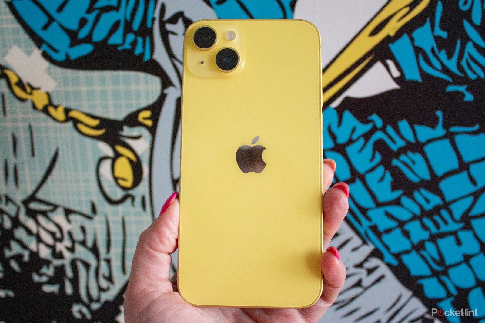 iPhone 14 mang lại cảm giác cầm nắm chắc chắn và thoải mái.