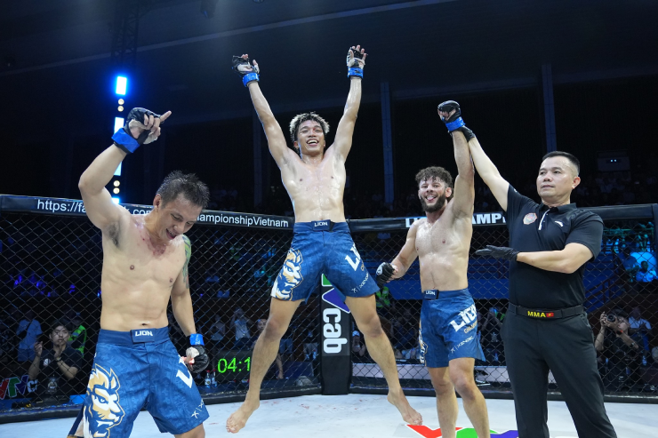 Kĩ năng và sự máu lửa của Luiz (người đang được trọng tài giơ cao tay) giúp đội của anh giành chiến thắng