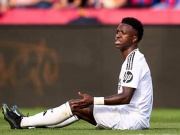 Bóng đá - Fan Real Madrid treo băng rôn sỉ vả cầu thủ khi thua Barca, đòi bán Vinicius