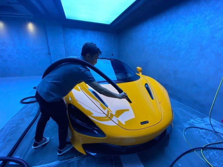 "Đại gia phố núi" còn tự tay rửa siêu xe trong garage của mình. Ảnh: FBNV