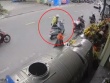 Clip: Phóng như tên bắn, thanh niên lao thẳng vào cô gái dừng xe mua hoa