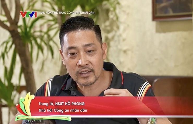Chuyên trị vai phản diện nhưng ngoài đời NSƯT Hồ Phong lại là Trung tá công an, hiện công tác tại Nhà hát Công an nhân dân.&nbsp;