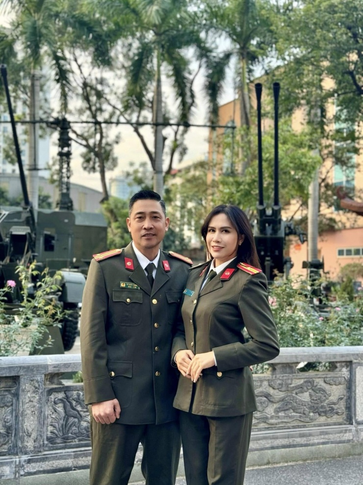 Tuy là công an "xịn" nhưng NSƯT Hồ Phong ít khi khoe hình ảnh anh mặc quân phục. Trong ảnh, anh đứng cạnh đồng nghiệp Trúc Mai hiện đang công tác cùng nhà hát. Ảnh do nữ diễn viên chia sẻ.&nbsp;&nbsp;