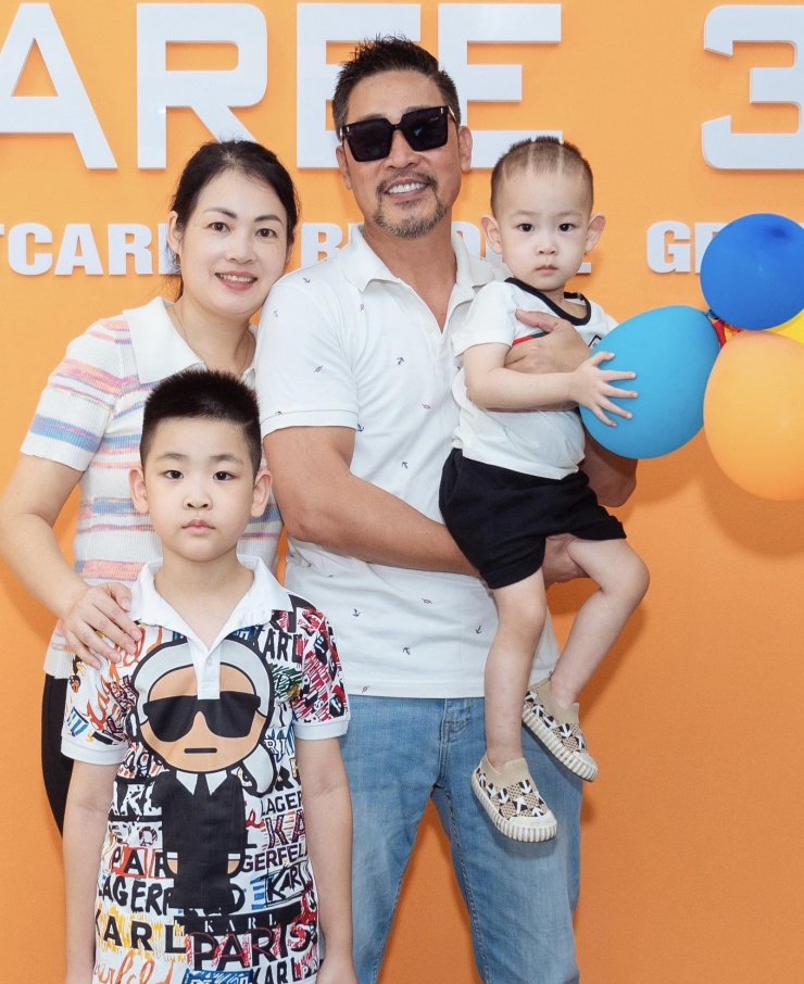 Vợ chồng NSƯT Hồ Phong có 4 con (2 gái và 2 trai). Ở tuổi 51, anh làm bố lần thứ 4 và coi đó là hồng phúc của gia đình.&nbsp;