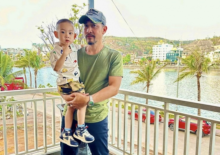 Trên trang cá nhân, nam diễn viên thường xuyên chia sẻ hình ảnh chăm sóc con thay vợ. Trong ảnh là cậu út.&nbsp;
