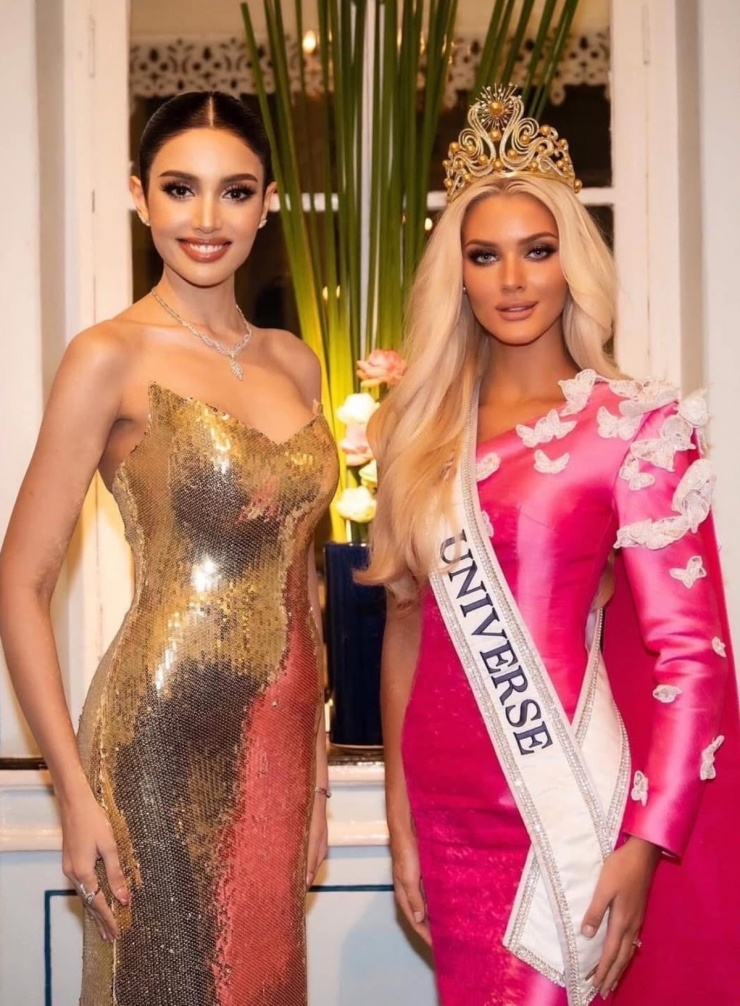 Veena Praveenar Singh chụp ảnh kỷ niệm cùng đương kim Miss Universe - Victoria Kjær Theilvig (phải) - tại sự kiện hồi tháng 3.
