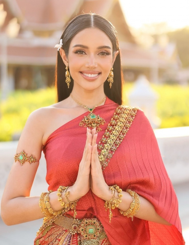 Hoa hậu mặc trang phục truyền thống trong nhiều hoạt động và tham gia lễ hội tại quê nhà.