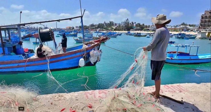 Ngư dân chuẩn bị lưới cho một mẻ cá mới bội thu.