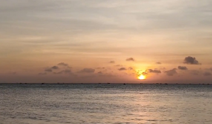 Bóng hoàng hôn nơi cuối chân trời.