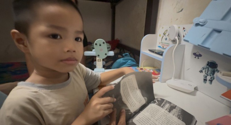 Cháu bé hơn 4 tuổi có khả năng kỳ lạ khi nghe và đọc tiếng Anh lưu loát dù bé chưa từng trải qua trường lớp nào...