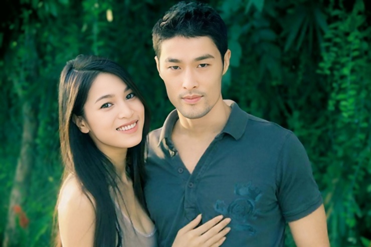 Giai đoạn đầu, Nhung Kate hạn chế nhắc đến Johnny Trí Nguyễn vì muốn giữ cho bản thân một góc riêng về chuyện tình cảm. Sau này, cô cho biết tài tử có sức ảnh hưởng lớn với cô. "Anh sống nội tâm và biết cách truyền những gì bên trong anh đến người khác. Về khoản truyền cảm hứng, anh Trí rất giỏi", cô từng nói.