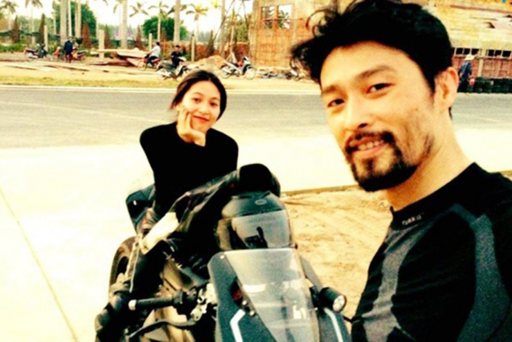 Cả hai chung sở thích làm "biker". Khi không vướng bận dự án, họ thường rong ruổi qua các cung đường phượt khắp đất nước. Johnny Trí Nguyễn quan niệm không cần kết hôn, cho rằng "kết hôn chỉ là thủ tục", miễn cả hai tận hưởng hạnh phúc khi ở cạnh nhau.