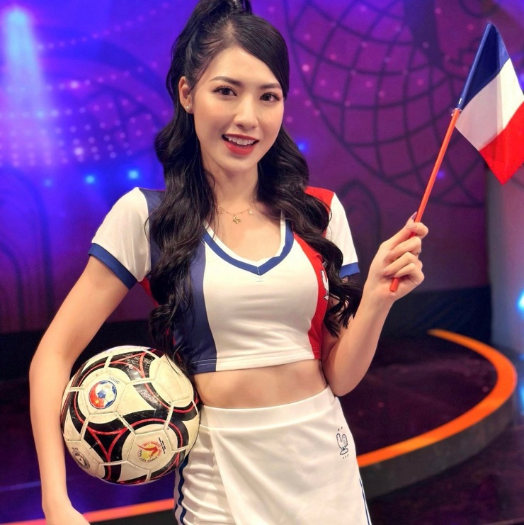 Hot girl Nóng cùng World Cup hóa “người đẹp pickleball” cuốn hút - 1
