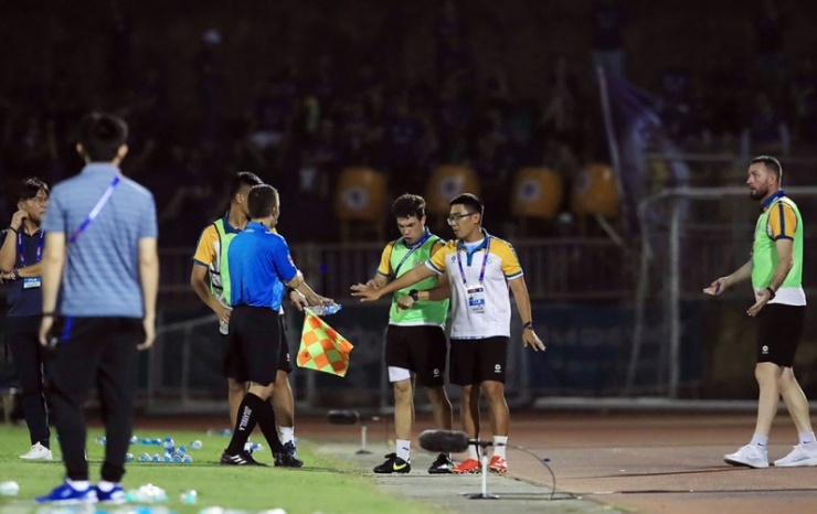 Trọng tài bàn mắc sai lầm khi không cho Hà Nội FC dùng 2 Việt kiều chưa có quốc tịch Việt Nam trên sân.