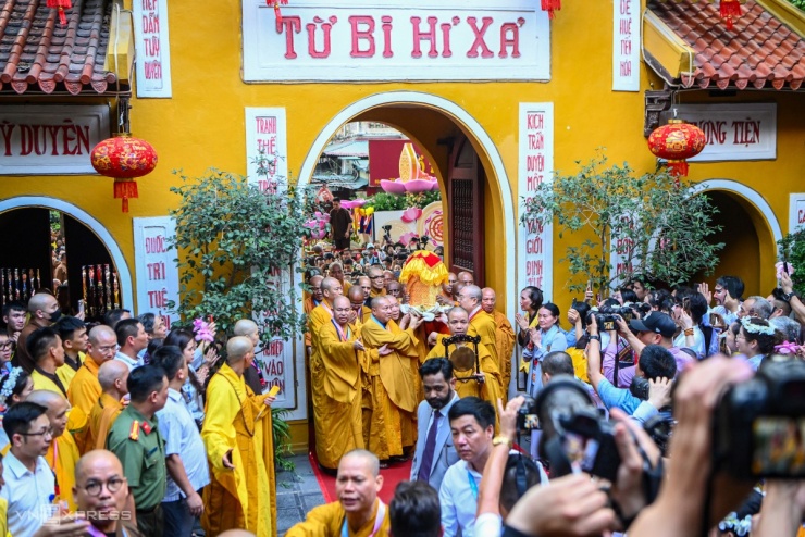Hàng nghìn người nghênh đón xá lợi Đức Phật trên đường phố Thủ đô - 3