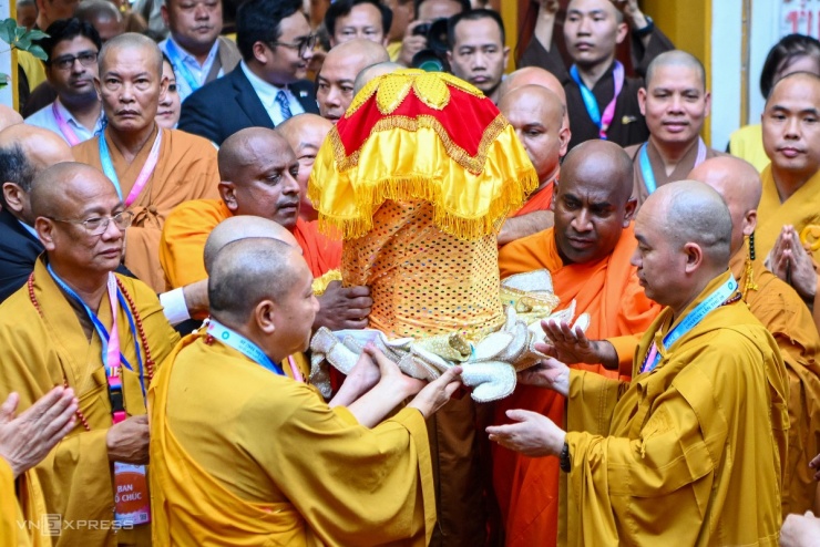 Hàng nghìn người nghênh đón xá lợi Đức Phật trên đường phố Thủ đô - 4