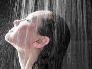 Sức khỏe đời sống - Nguy cơ đột quỵ, đột tử từ sai lầm khi tắm trong ngày nắng nóng