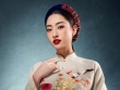 Lương Thùy Linh tạo dáng với áo dài thập niên 1930