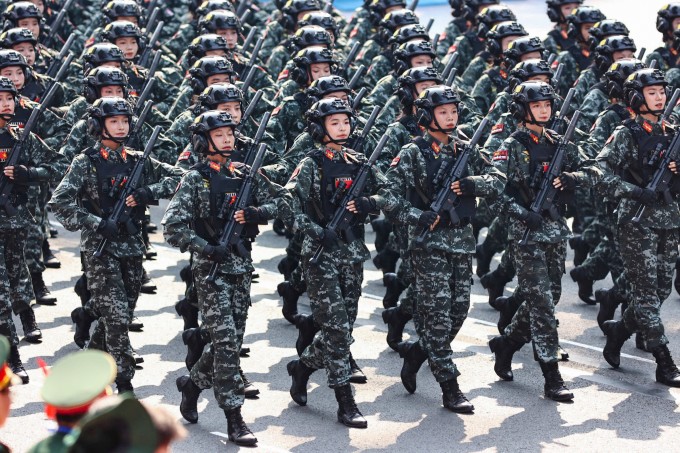 Khối nữ cảnh sát đặc nhiệm diễu hành qua lễ đài trên đường Lê Duẩn, TP HCM nhân kỷ niệm 50 năm thống nhất đất nước, sáng 30/4. Ảnh: Quỳnh Trần