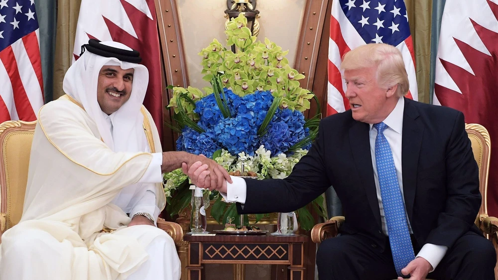 Tổng thống Mỹ Donald Trump bắt tay Quốc vương Qatar Tamim bin Hamad Al Thani hồi năm 2018. Ảnh: GETTY IMAGES